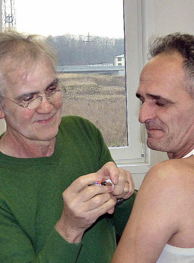 Dr. Hans-Peter Kilz (links) beim Impfen in der GU   | Foto: Landkreis