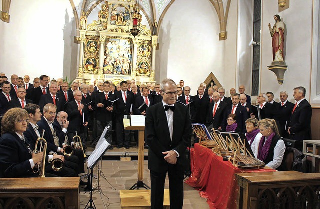 Musikdirektor Robert Mayr mit seinem E...222;Bergweihnacht&#8220; in Ewattingen  | Foto: Schanz