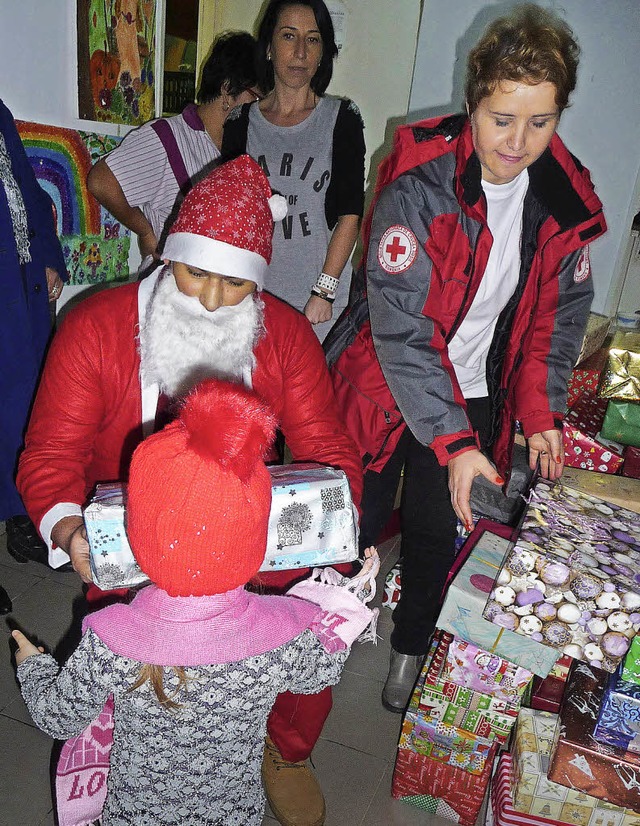 Gemeinsam mit dem Weihnachtsmann verte... Sckingen an hilfsbedrftige Kinder.   | Foto: Jrgen Renz