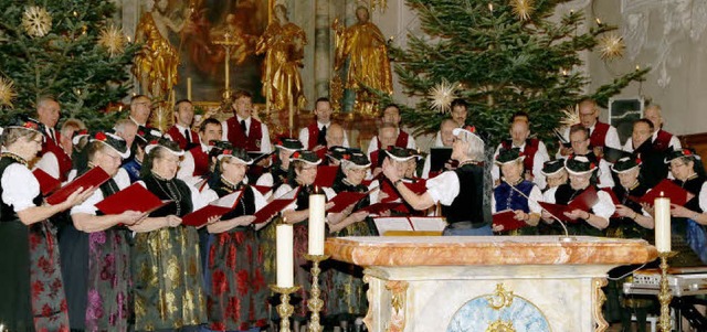 Der Landfrauenchor und der Mnnerchor ...ss des gelungenen Weihnachtskonzerts.   | Foto: Heinrich Fehrenbach