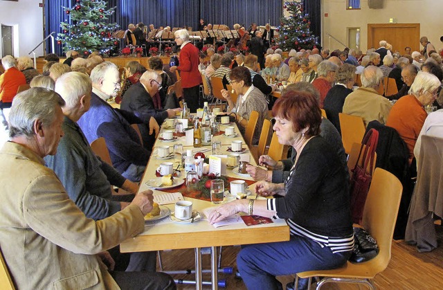 Volles Haus bei der Adventsfeier fr S...in Schliengen im Brger- und Gstehaus  | Foto: Jutta Schtz