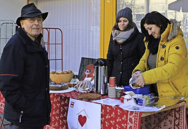 Die SPD verkaufte Kuchen zugunsten der Wrmestube.   | Foto: Privat