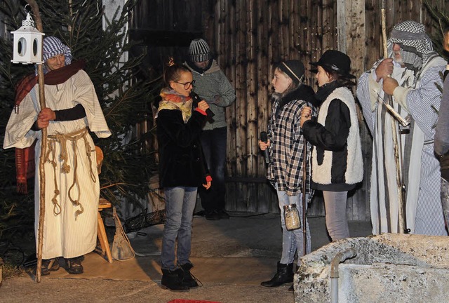 Die heitere Darstellung des Weihnachts...n den drei Schlern die beiden Hirten.  | Foto: Cornelia Liebwein