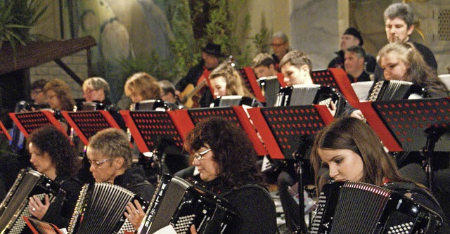 Stimmungsvolles Akkordeonspiel boten d...der des Harmonika-Orchesters Akonima.   | Foto: Miloslavic