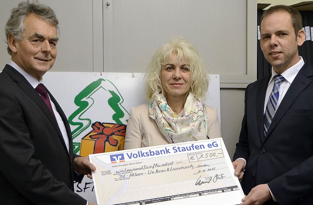 1500 Euro spendet die Volksbank Staufe... Zeitung seit vielen Jahren verlasen.   | Foto: Martin Herceg