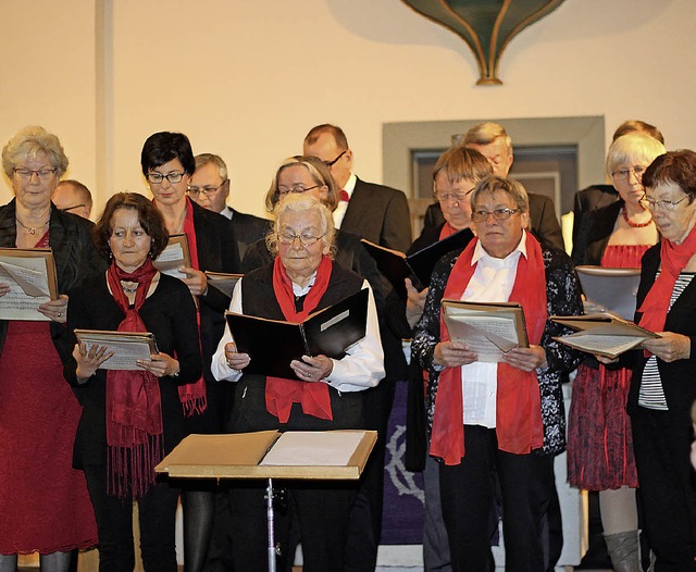 Von getragenen Chorlen bis zu schwung...gverein den Bogen beim Adventssingen.   | Foto: Gessner
