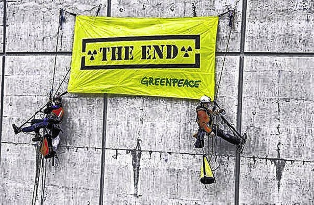Das finanzielle Risiko wird dem Beznau...hlturm des Kernkraftwerks kaperten.    | Foto: Christian Schmutz (Greenpeace)