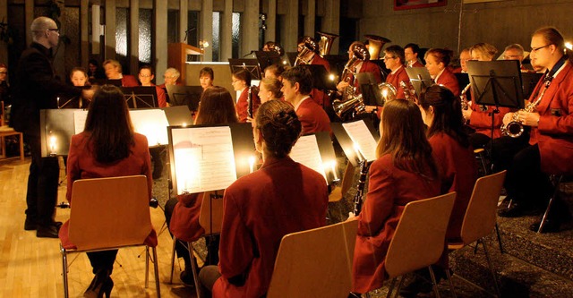 Der Musikverein Merzhausen unter der L...m Adventkonzert in die Johanneskirche.  | Foto: Hans Jrgen Kugler