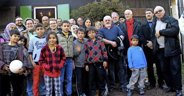 Die Flchtlinge vor der Sankt-Bernhard...Whler schauten im Notquartier vorbei.  | Foto: Heiner Fabry