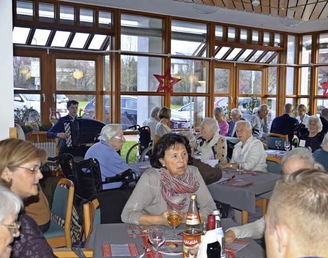 Im Seniorenzentrum Emilienpark fanden ... Bewohner und deren Angehrige statt.   | Foto: Martina Weber-Kroker