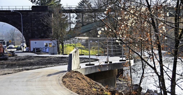 Kreisel Dammstrae: Der zur Wiese  aus...weg wird heute, Freitag, freigegeben.   | Foto: N. Trenz