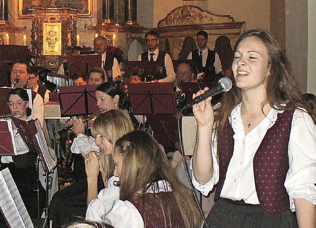 Sabrina Lffler  vom Musikverein Walda...r Gesangstalent unter Beweis stellen.   | Foto: Heiko Beha