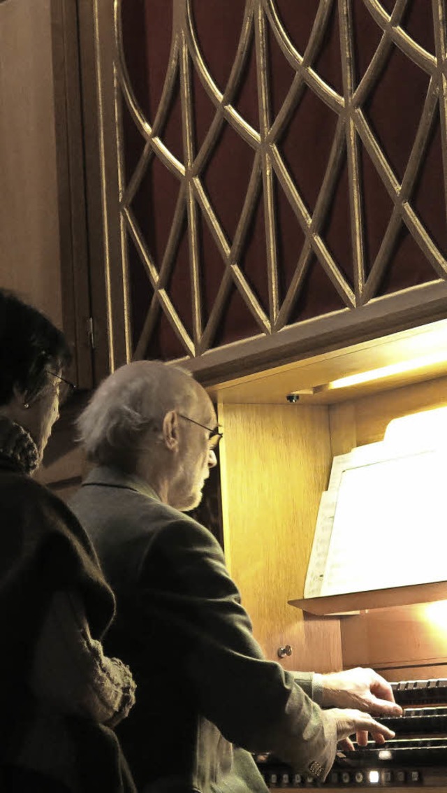Jrgen Mauri an der Orgel in der Stadtkirche  | Foto: Georg Vo