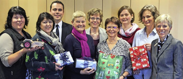 Mit dem weihnachtlichen Geldsegen der ...Evelyne Tritschler und Maria Demattio.  | Foto: Eva Korinth