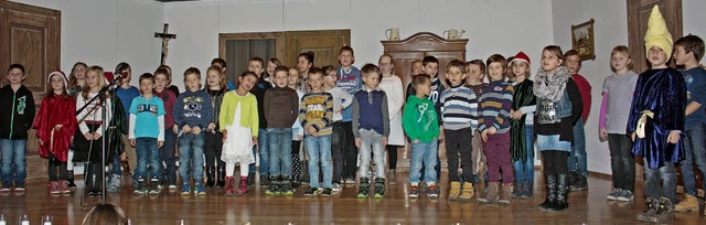 Die 38 Kinder der Grundschule Birkendo...it Tanz, Musik, Gesang und Gedichten.   | Foto: Dorothee Kuhlmann