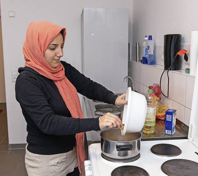 Ghada Albaiaty kocht Bulgur mit Joghur...teren Shams kurz an die frische Luft.   | Foto: patrick seeger