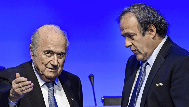 Nichts geht mehr: Joseph Blatter (link...latini sind  fr acht Jahre gesperrt.   | Foto: dpa