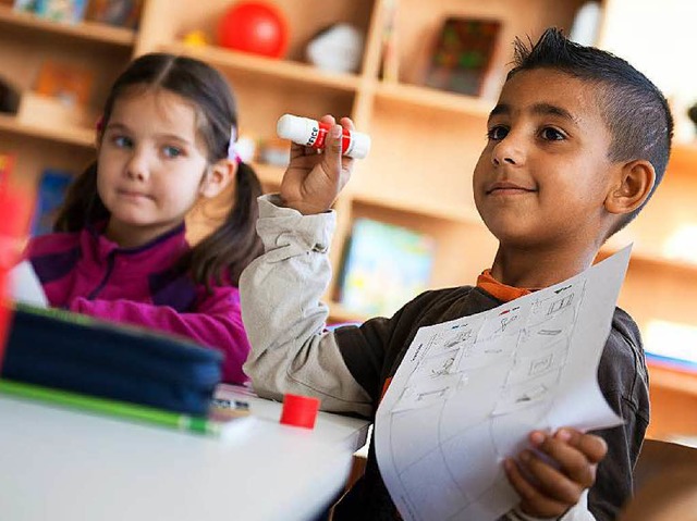 Mit ehrenamtlicher Untersttzung lernen diese Kinder schneller Deutsch als ohne.  | Foto: dpa