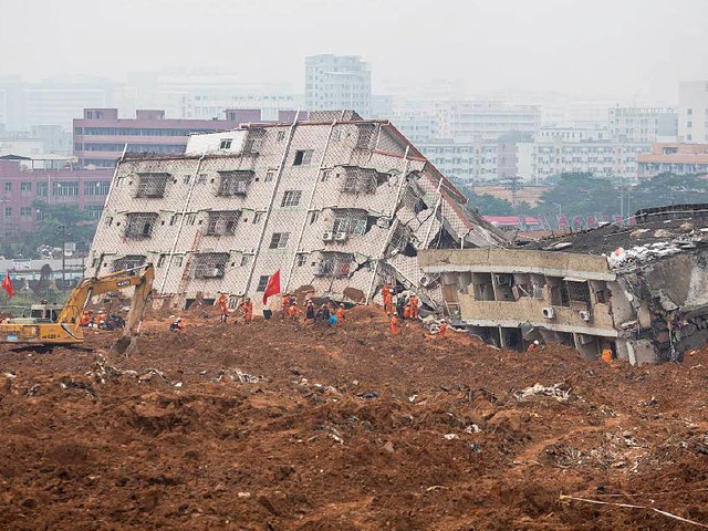 Durch die Schlammlawine zerstrte Fabrikgebude in Shenzhen  | Foto: dpa