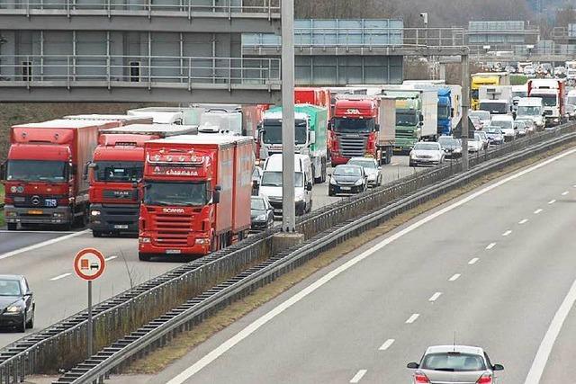 Lastwagen sollen runter von der A5 – damit es weniger Stau an der Grenze gibt