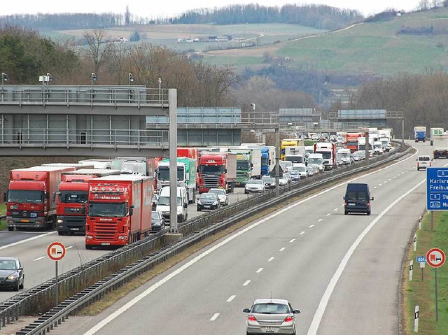 Das steigende Verkehrsaufkommen berfo...kw-Stausystem vor Weil immer hufiger.  | Foto: Hannes Lauber