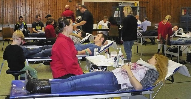 111 Personen spendeten in Ewattingen ihr Blut.   | Foto: Rittner