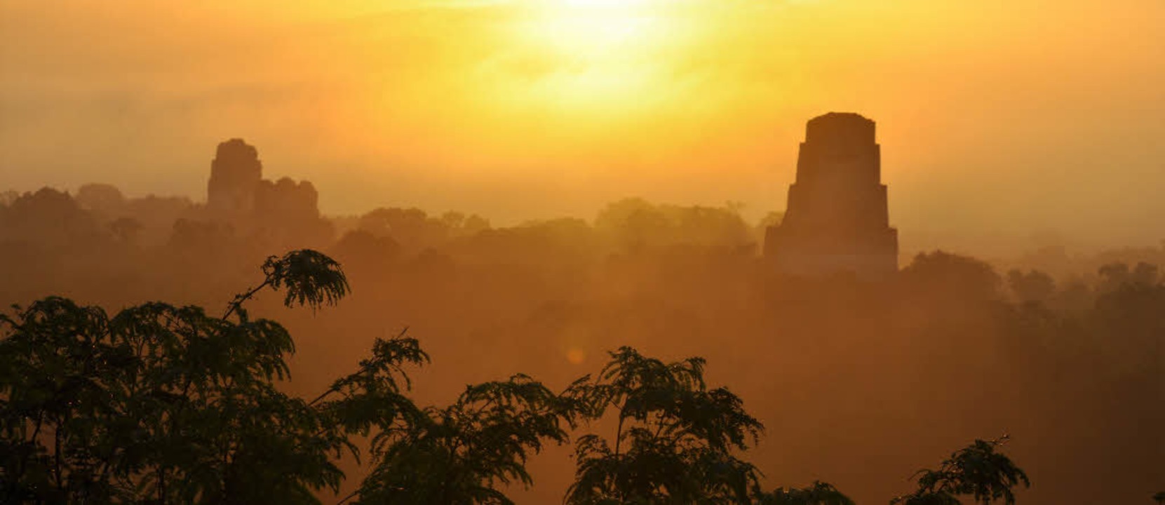 Sonnenaufgang über Tikal: Die antike S...ultur  schon freigelegt sind (rechts).  | Foto: Diego Cardini(Fotolia.com)