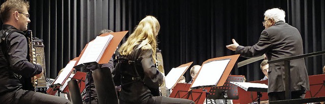 35 Musiker fhrte in Denzlingen der eh...tock durch ein begeisterndes Konzert.   | Foto: Katharina Bchle