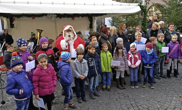 Der Nikolaus bergibt den Kindern, die... besonders gut gemacht haben, Preise.   | Foto: Privat