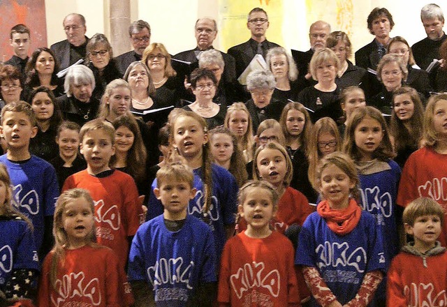 Die vereinigten Chre des evangelische...dtkirche mit der Weihnachtsbotschaft.   | Foto: C. Bruhier