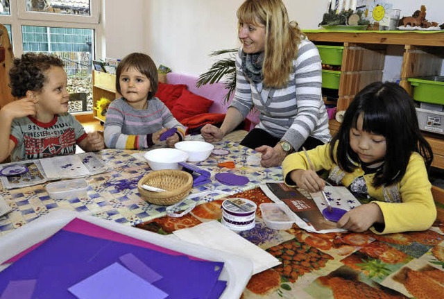 Die Kinder arbeiten mit der Erzieherin...tgebackenes fr ihre Eltern verpacken.  | Foto: Thomas Kunz