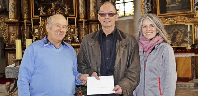 Reinhold Meder vom Mnnergesangverein ... die Spende an Pfarrer Josef Tnzler.   | Foto: Liane Schilling