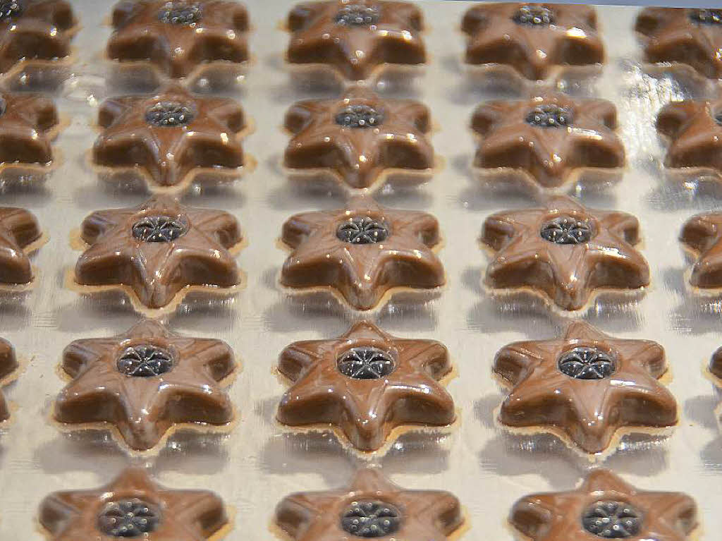 Trays mit 42 vorgegossenen Stern-Hohlkrpern gibt es in der Pralinenwerkstatt zu kaufen. Es gibt sie auch im Netz. Petra Issler bezieht ihre vom Chocolatier Keller in Freiburg.