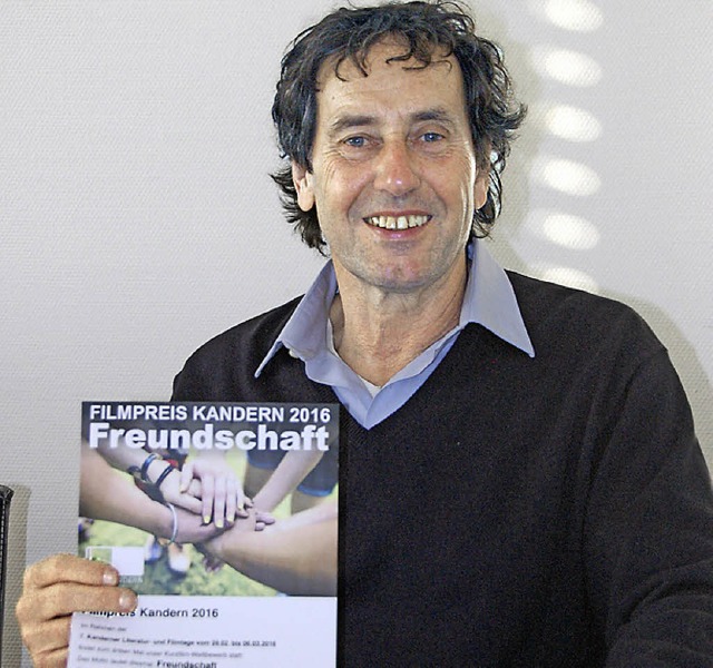 Horst Brenneisen mit dem Plakat des Filmpreises   | Foto: Frey