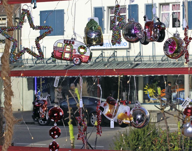 Weihnachtliche Dekorationen sollen Kunden anlocken.  | Foto: Gessner