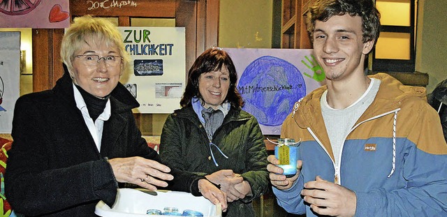 Gemeindertin Petra Zentgraf (links) i...atorin Christine Boldt (Mitte) dankt.   | Foto: Gerhard Lck