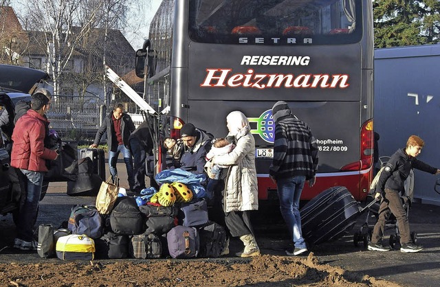 Kurz nach 10 Uhr fuhren die ersten Flchtlinge in Haltingen mit ihrer Habe  vor.  | Foto: SENF