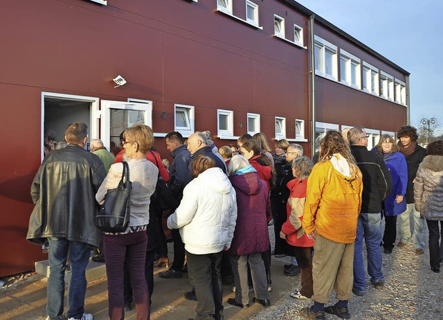 Groer Andrang bei der Besichtigung de...nterkunft im Staufener Gewerbegebiet.   | Foto: Rainer Ruther