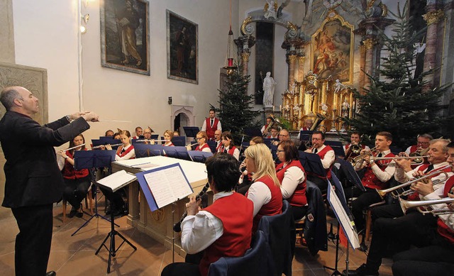 Auch die Stadtkapelle wirkte beim Kirchenkonzert in Burkheim mit.  | Foto: Herbert Trogus