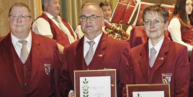 Albert Schnberger (von links) ehrte A...ler beim Btzinger Weihnachtskonzert.   | Foto: Mario Schneberg