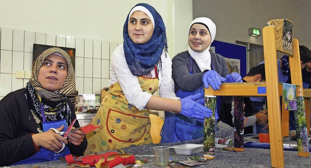 Frauen dekorierten im Willkommenskurs in der Kunstkche Sthle.  | Foto: St. Josefshaus