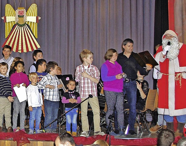 Nicht nur alle Kinder aus dem Saal fl...in schner Abschluss der Adventsfeier.  | Foto: Rolf Reimann