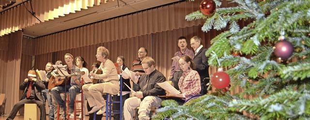 Der Werkstattchor Elzach, begleitet vo...uth Griebaum, sang Weihnachtslieder.   | Foto: Nikolaus Bayer