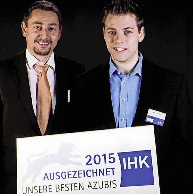 Alexander Knobel (Stiegeler IT) mit Pa...on&#8220; als Landesbester abschloss.   | Foto: Privat