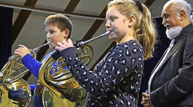 Simon Klingele und Annalena Wetzel erf...n Wunsch nach Nachwuchs auf dem Horn.   | Foto: Verena Wehrle