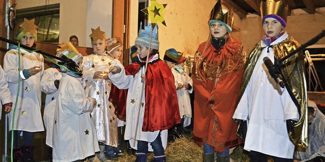 Kinder erzhlen die Weihnachtsgeschichte auf dem Kiefer-Hof in Atzenbach.   | Foto: Berger