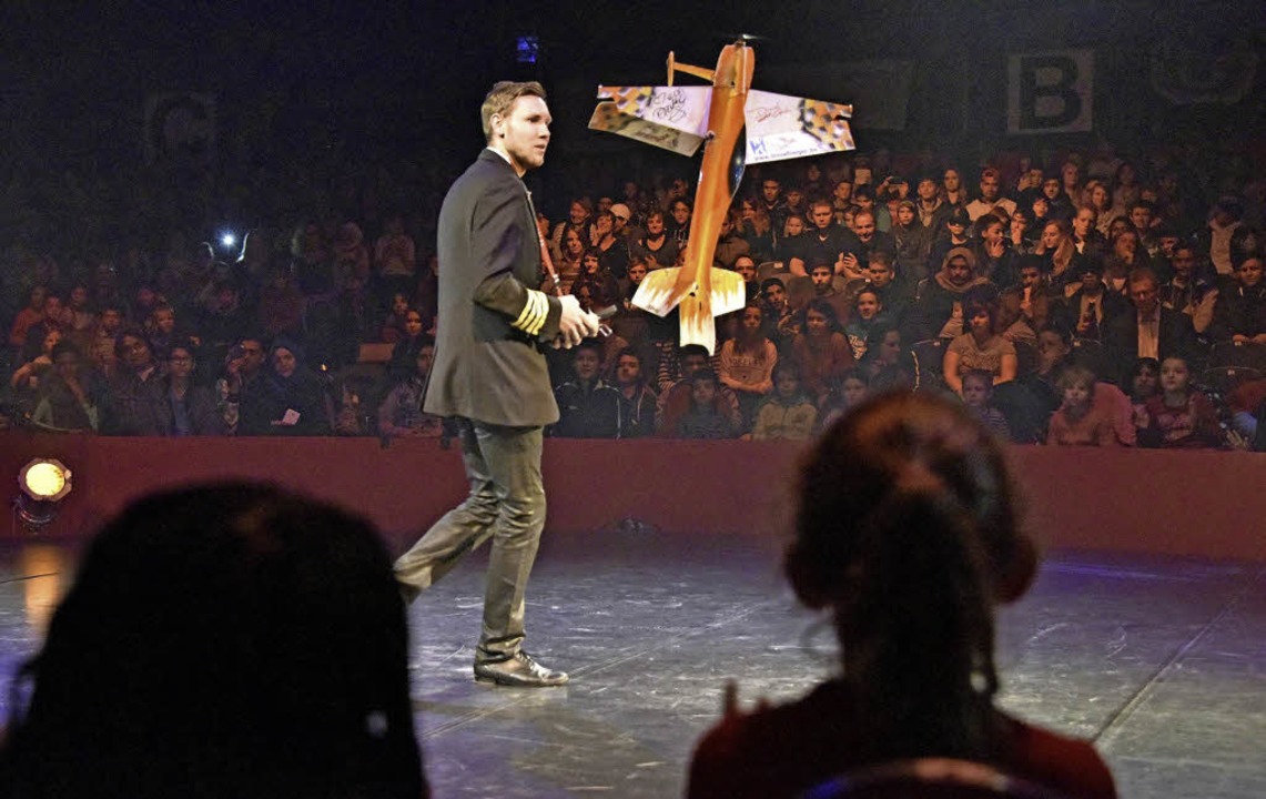 Waghalsige Manver ber der Manege und...pfen der Besucher zeigt Daniel Golla.   | Foto: Michael Bamberger