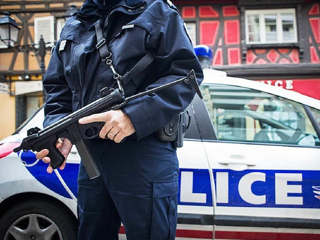 Mit Waffen im Anschlag sichern Polizei...seit Wochen die Innenstdte im Elsass.  | Foto: AFP