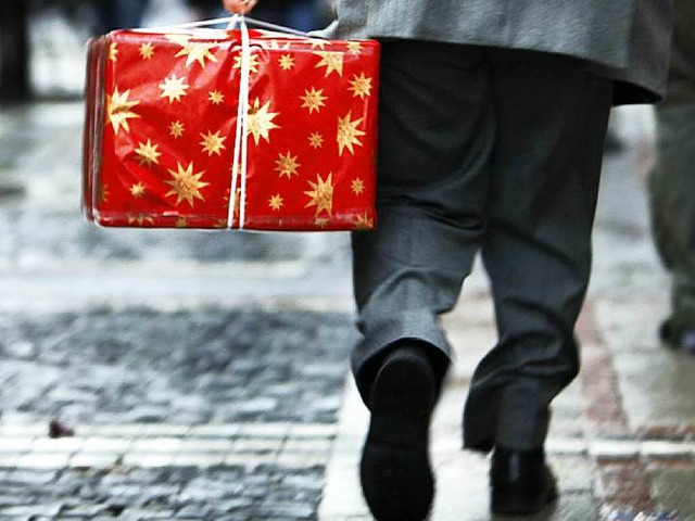 Konsumorgien? Wie dieser Herr tragen d...Menschen derzeit Geschenke nach Hause.  | Foto: dpa