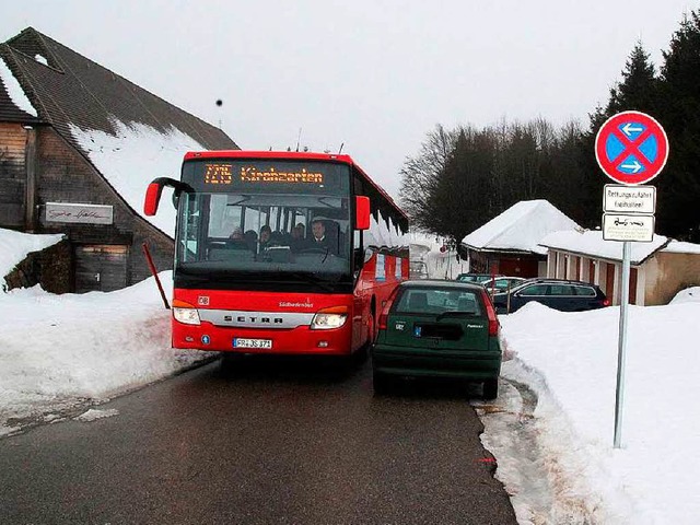 Trotz Halteverbotsschildern parken an ...s entlang der Zufahrt zum Hotel Halde.  | Foto: Michael Saurer